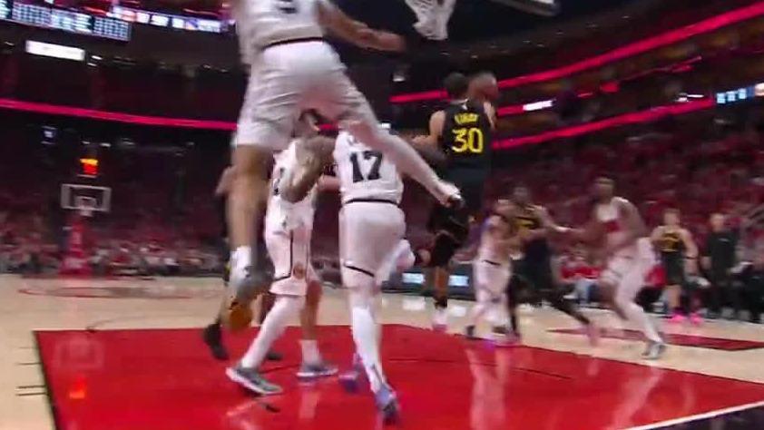 Curry goes baseline for a nifty reverse layup