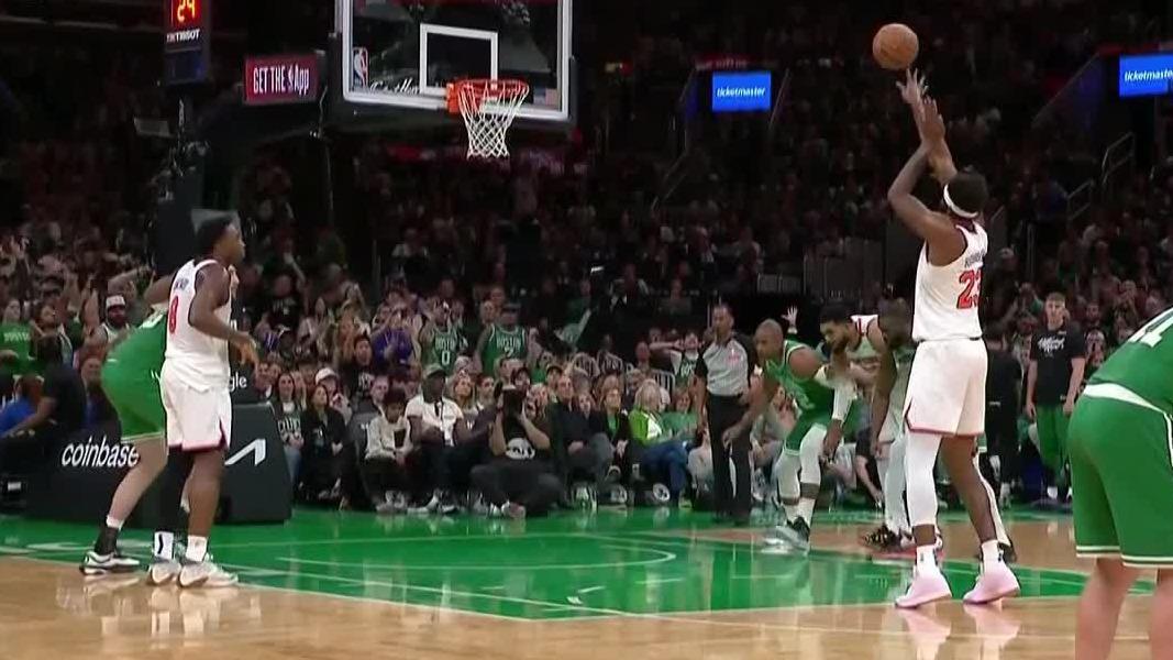 Mitchell Robinson is way off on air-balled free throw