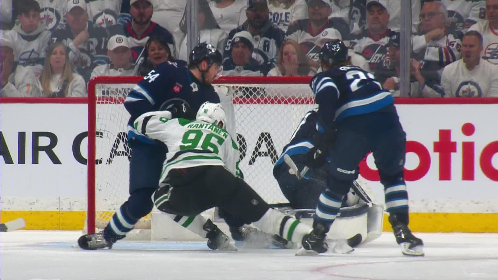 Mikko Rantanen pokes home tying goal for Stars