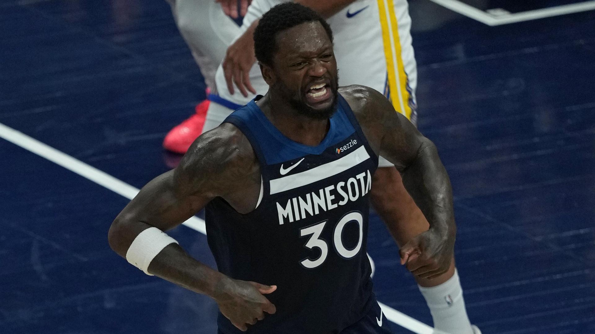 Julius Randle's two-handed jam puts bow on win