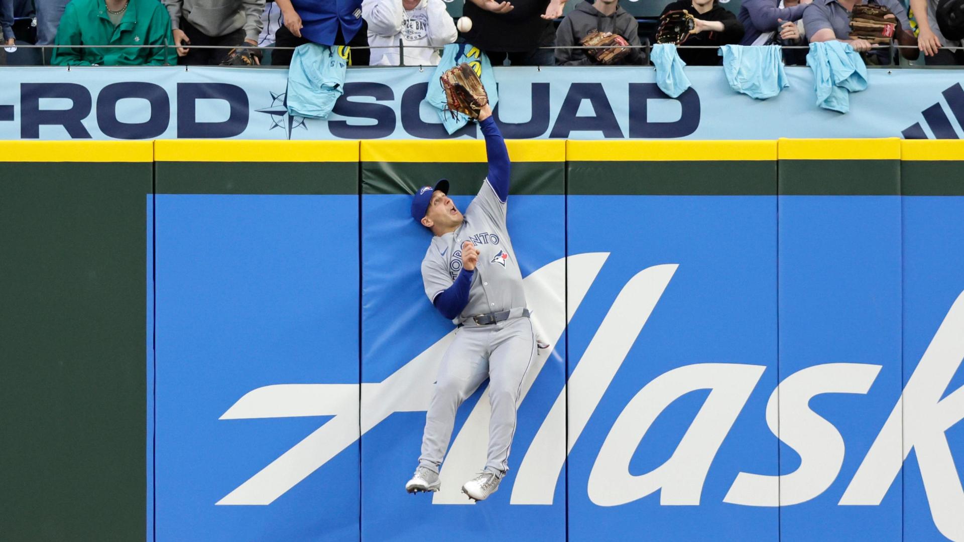 Daulton Varsho's perfectly-timed jump robs Mariners of a HR