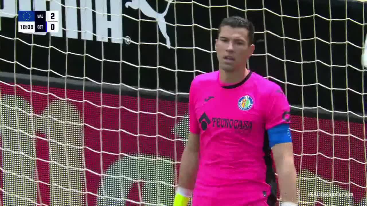 Diego López scores goal for Valencia