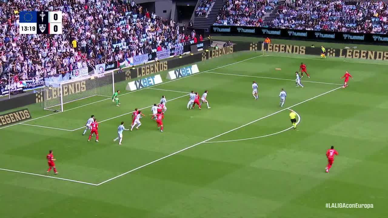 Vicente Guaita makes a great save