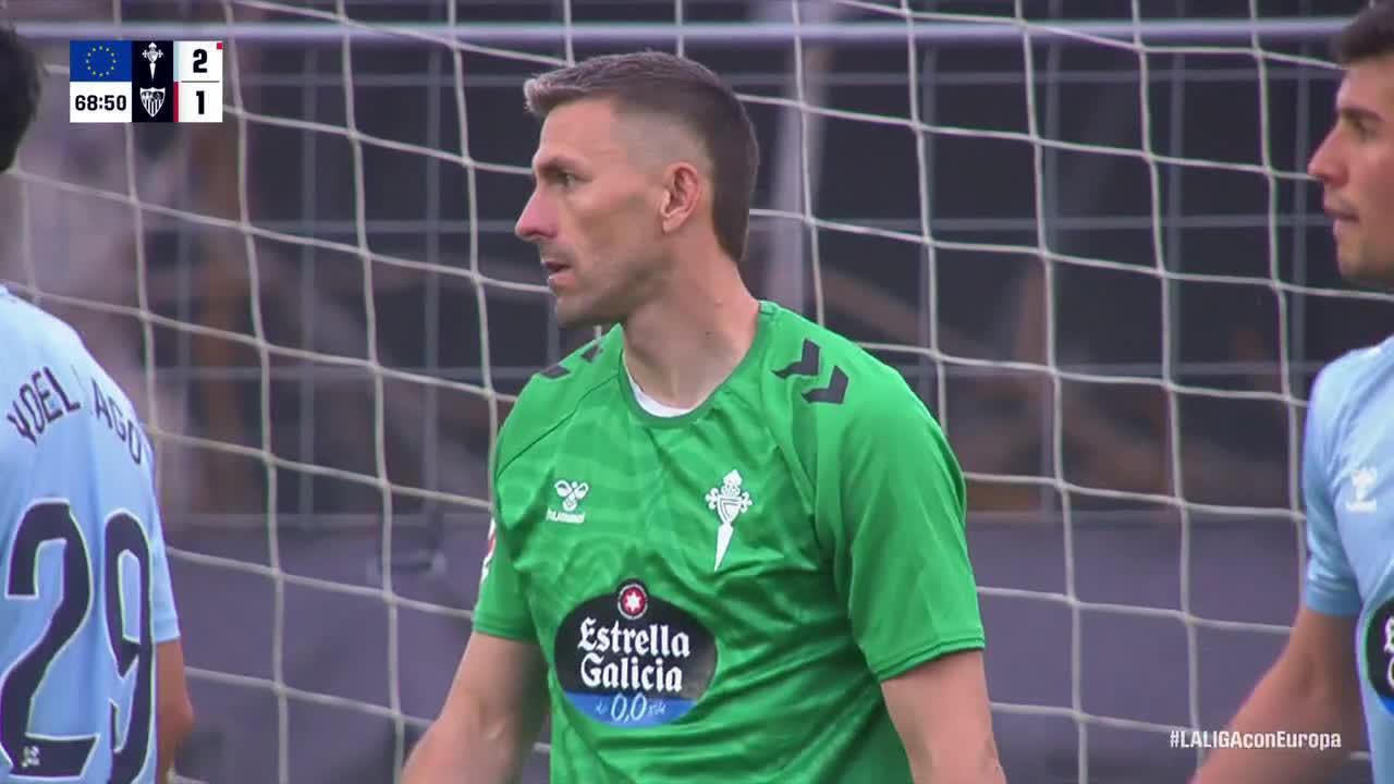 Vicente Guaita makes a great save