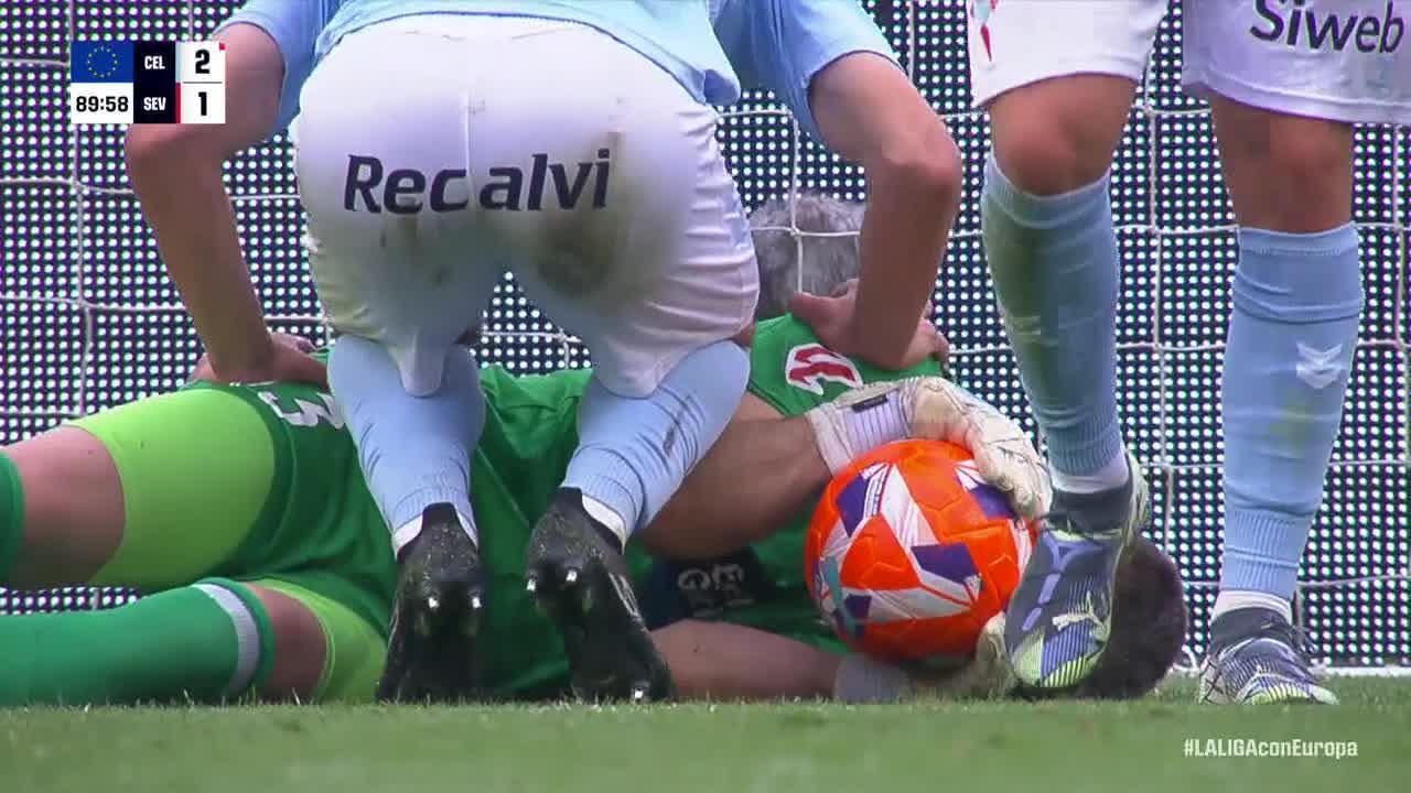Vicente Guaita makes a great save