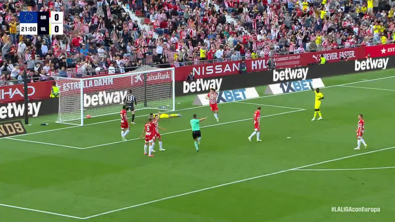 Paulo Gazzaniga makes a great save