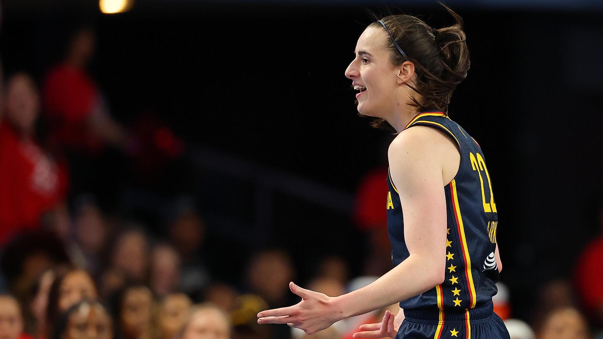 Caitlin Clark drills step-back trey