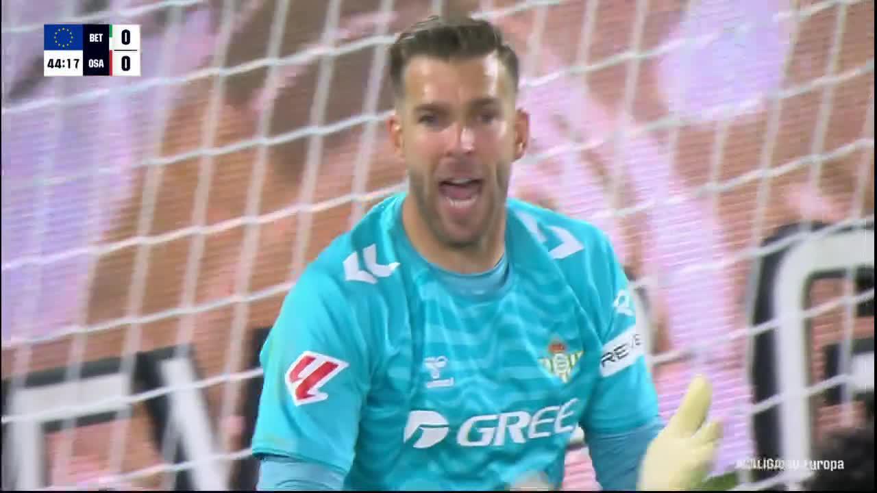 Adrián makes a great save
