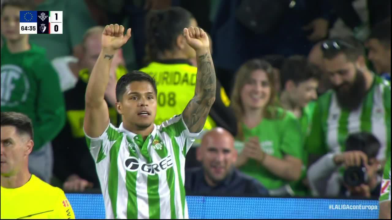 Cucho Hernández scores goal for Real Betis