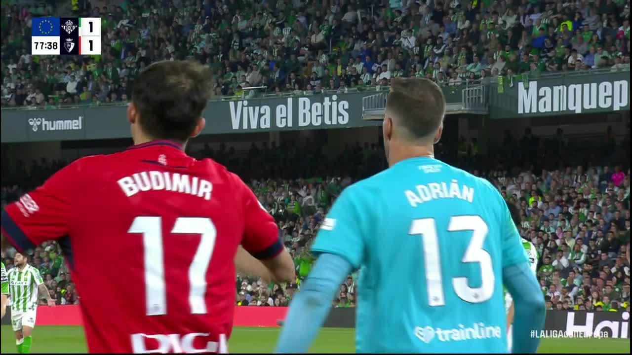 Adrián makes a great save