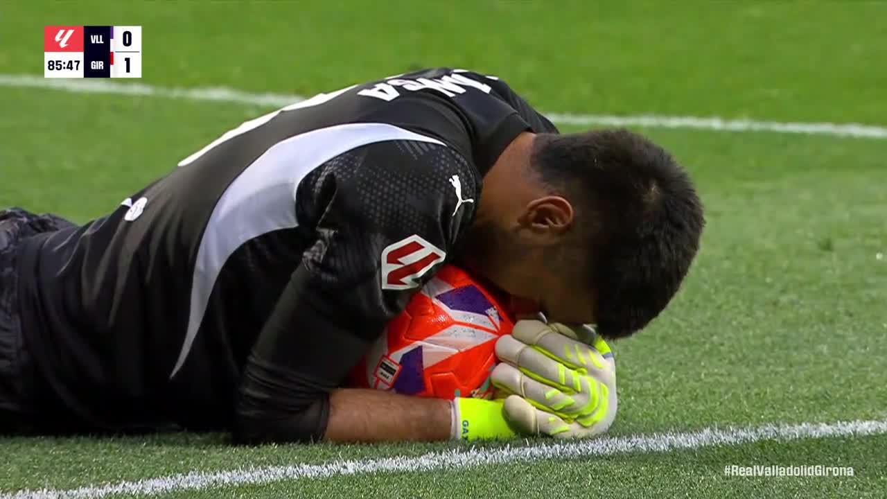 Paulo Gazzaniga makes big stop in the 86th minute