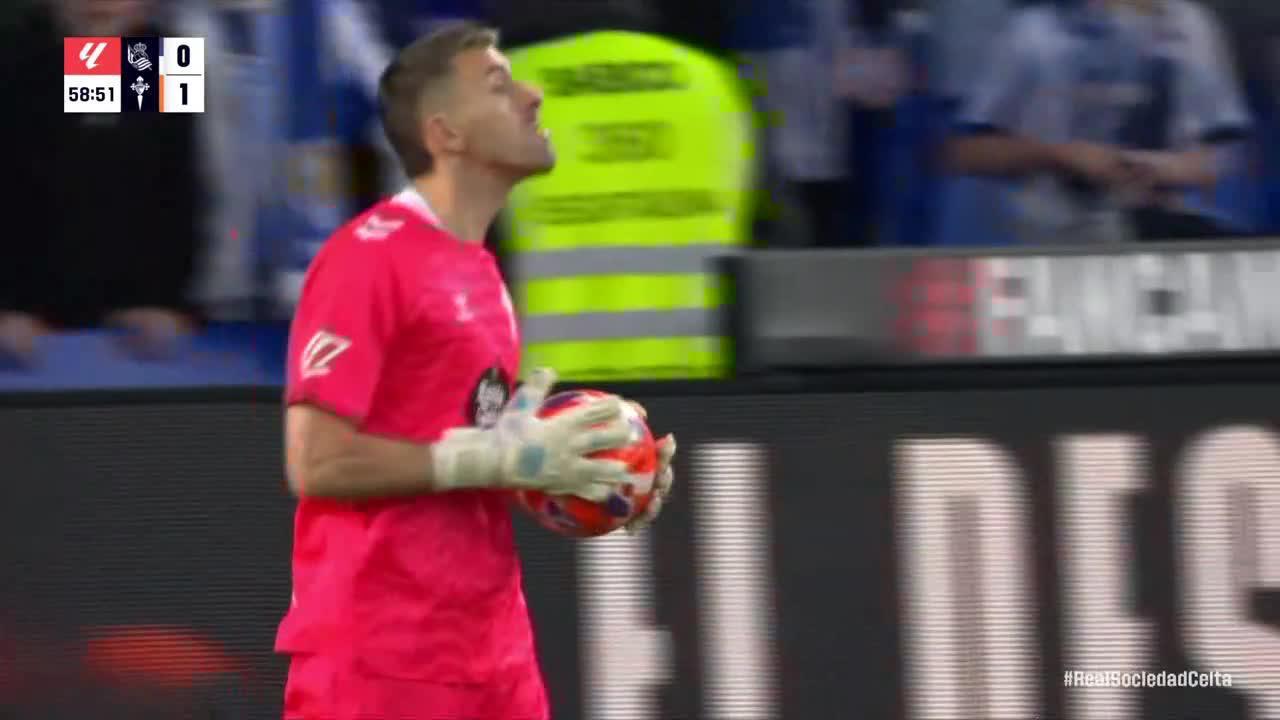 Vicente Guaita makes a great save