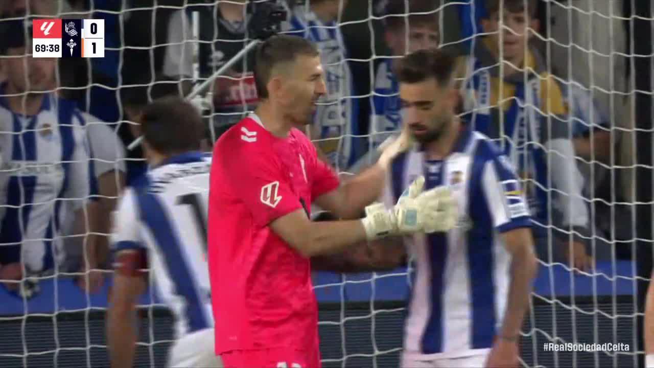 Vicente Guaita shuts down Real Sociedad's attack with a timely save