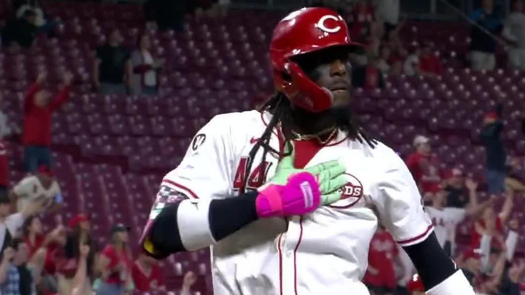 Elly De La Cruz's 435-foot moon shot ties it for the Reds