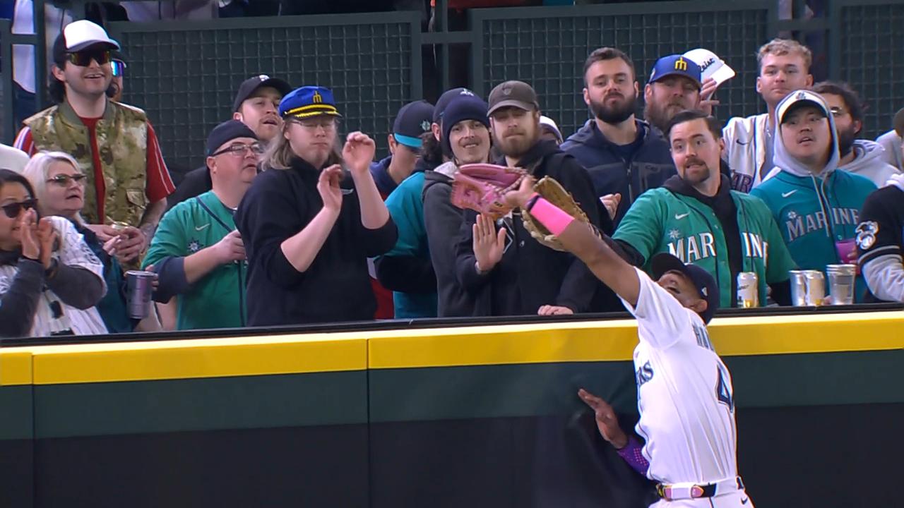 'No fly zone'! Julio Rodriguez robs Yanks of leadoff HR