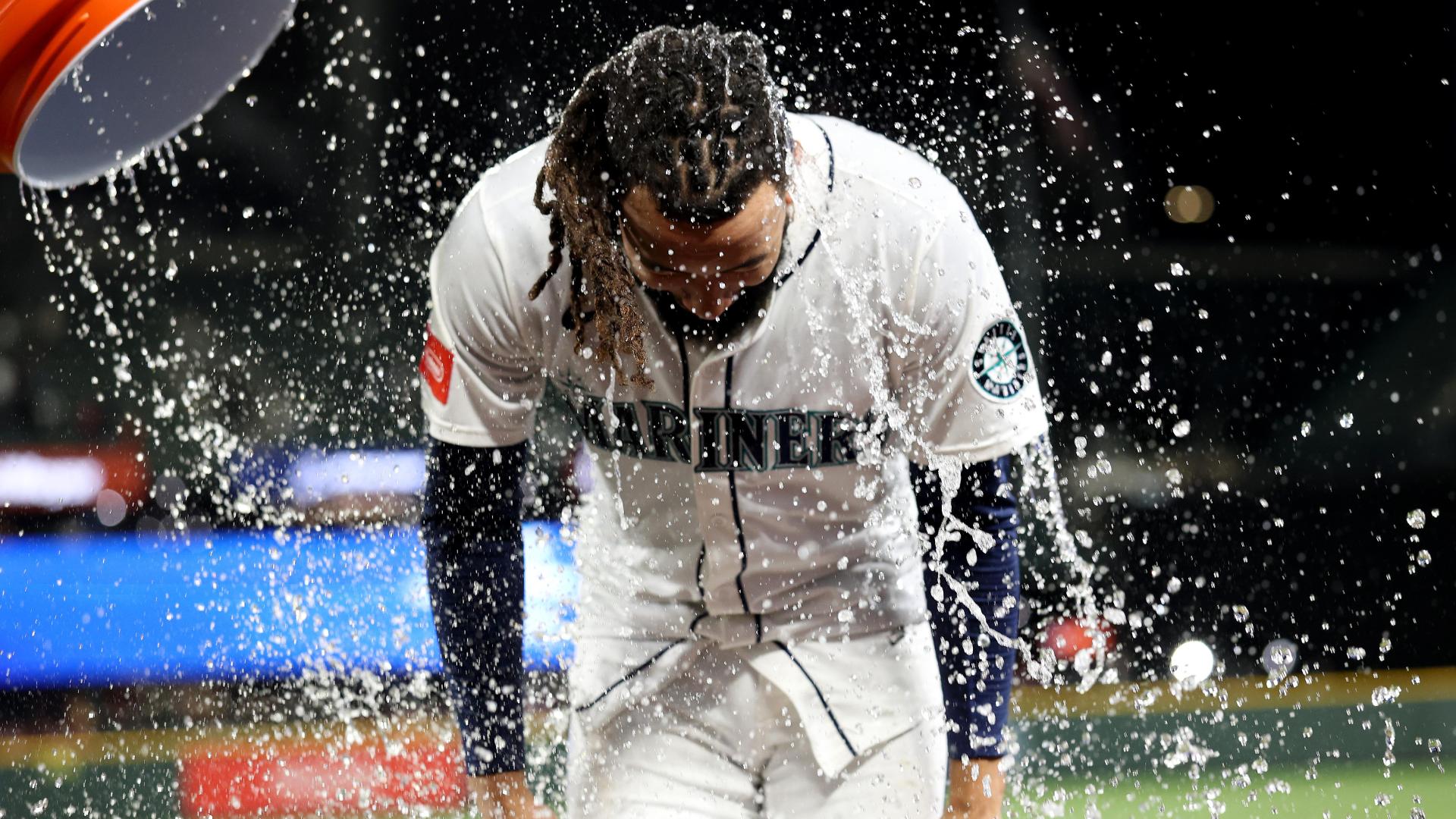 Mariners walk off the Yankees in 11 innings