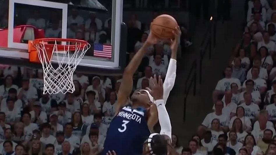 Reid finds McDaniels for a slick Wolves alley-oop