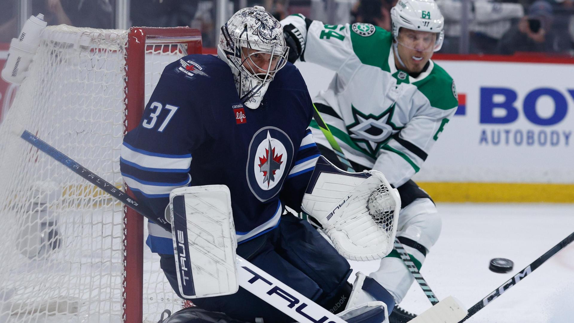 Connor Hellebuyck makes an impressive save to keep the Stars scoreless
