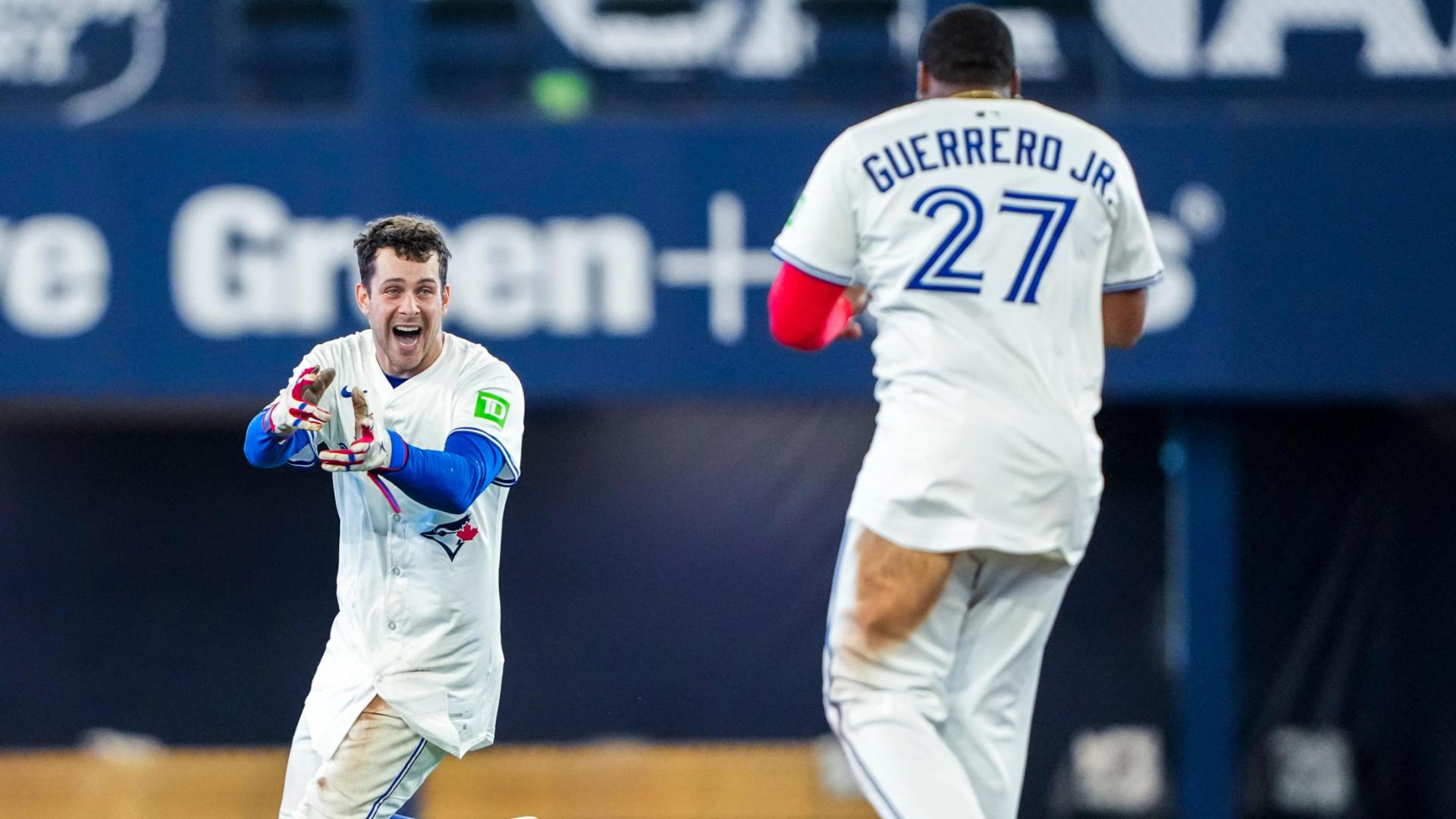 Blue Jays win it on a walk-off single