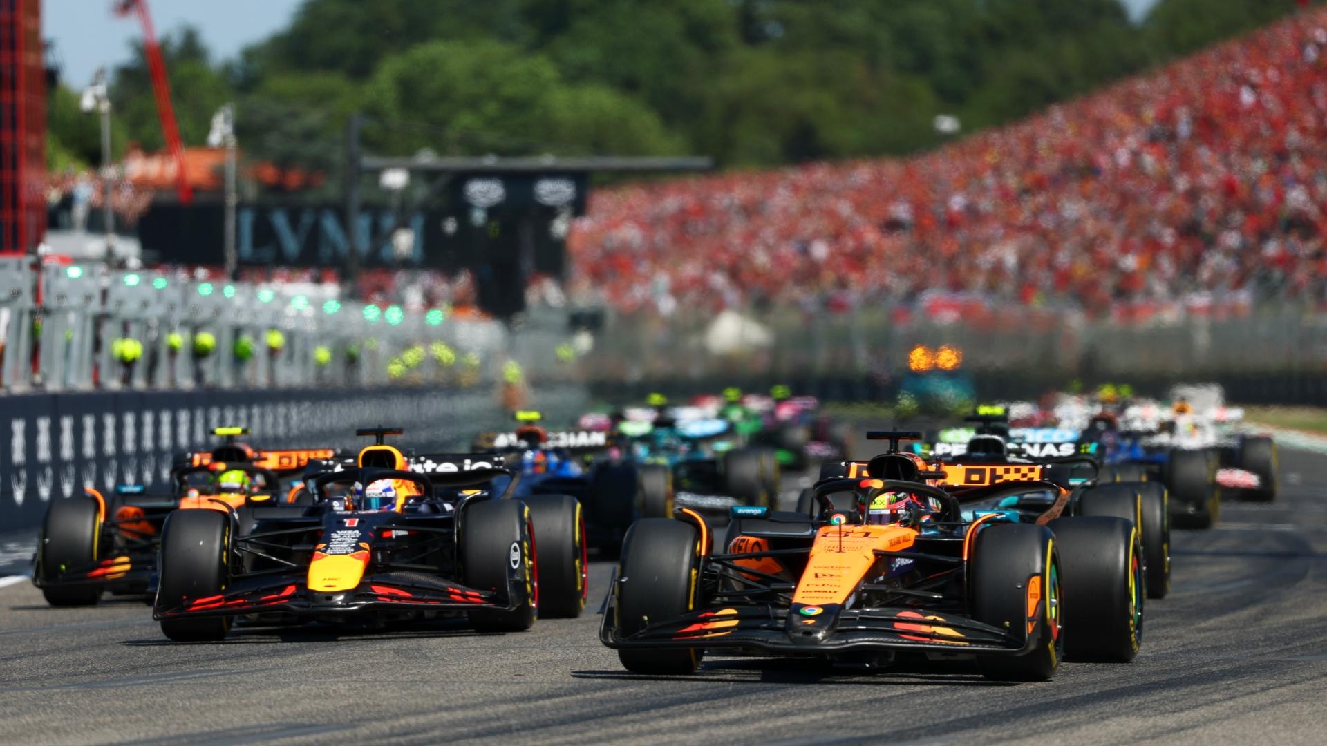 Verstappen overtakes Piastri at the start of the Emilia-Romagna Grand Prix