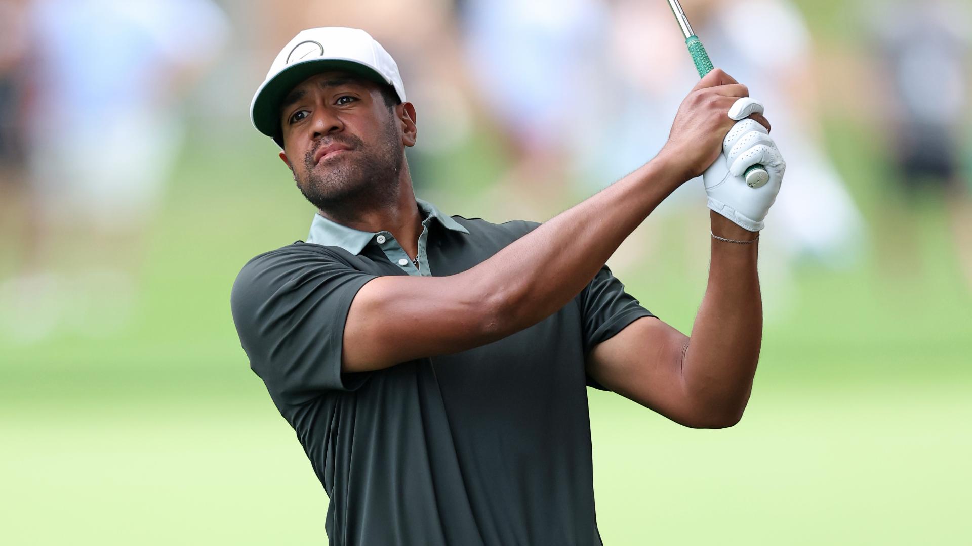 Tony Finau dazzles with spectacular shot