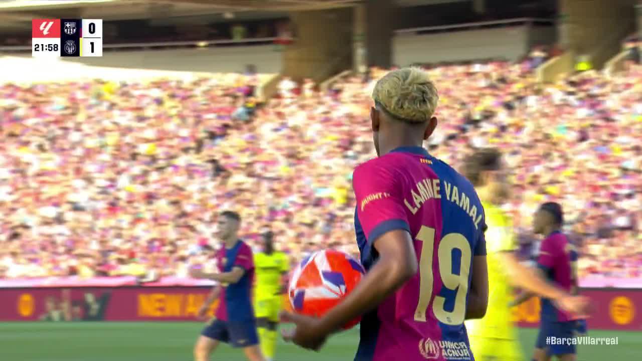 Luiz Júnior makes a great save