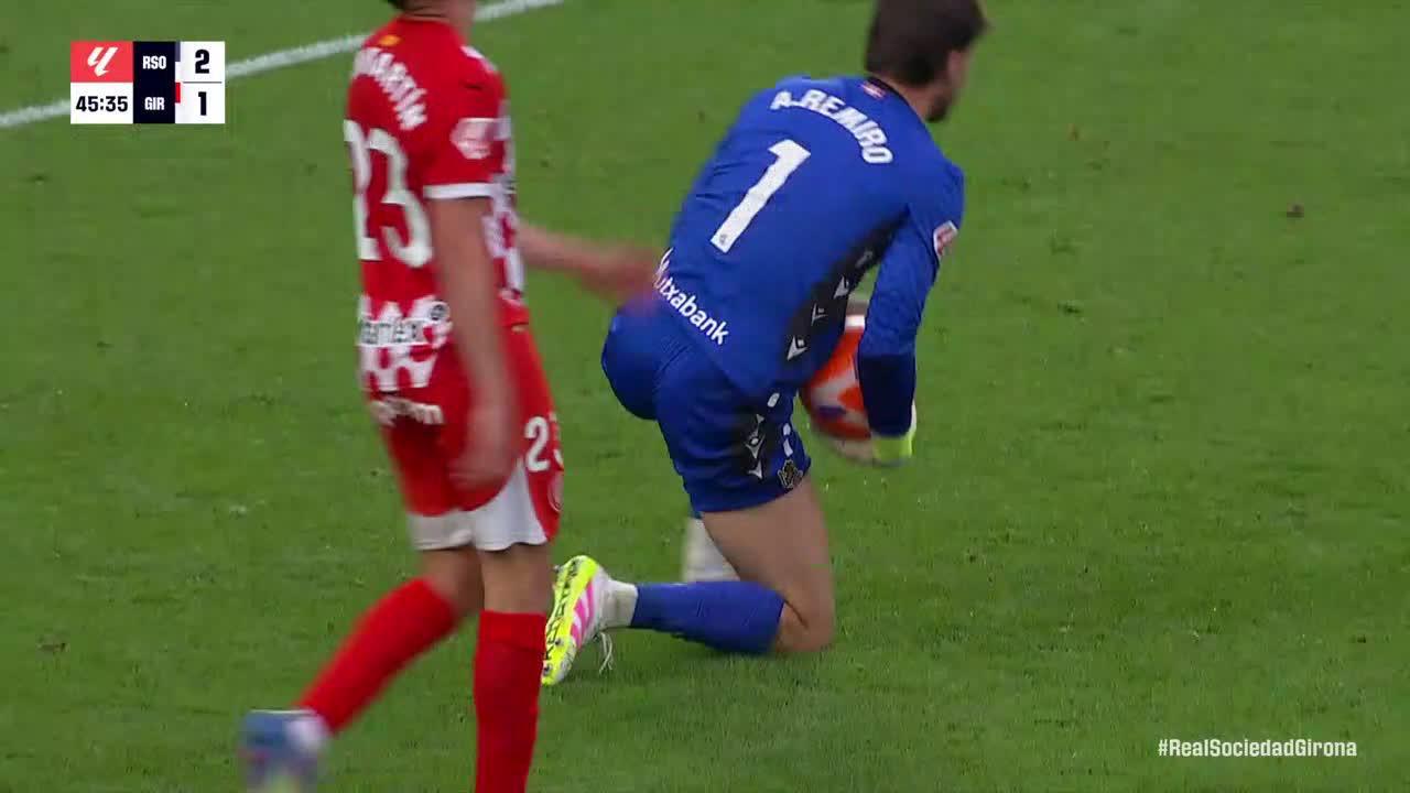 Álex Remiro makes a great save