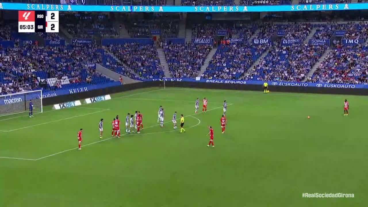 Álex Remiro makes a great save