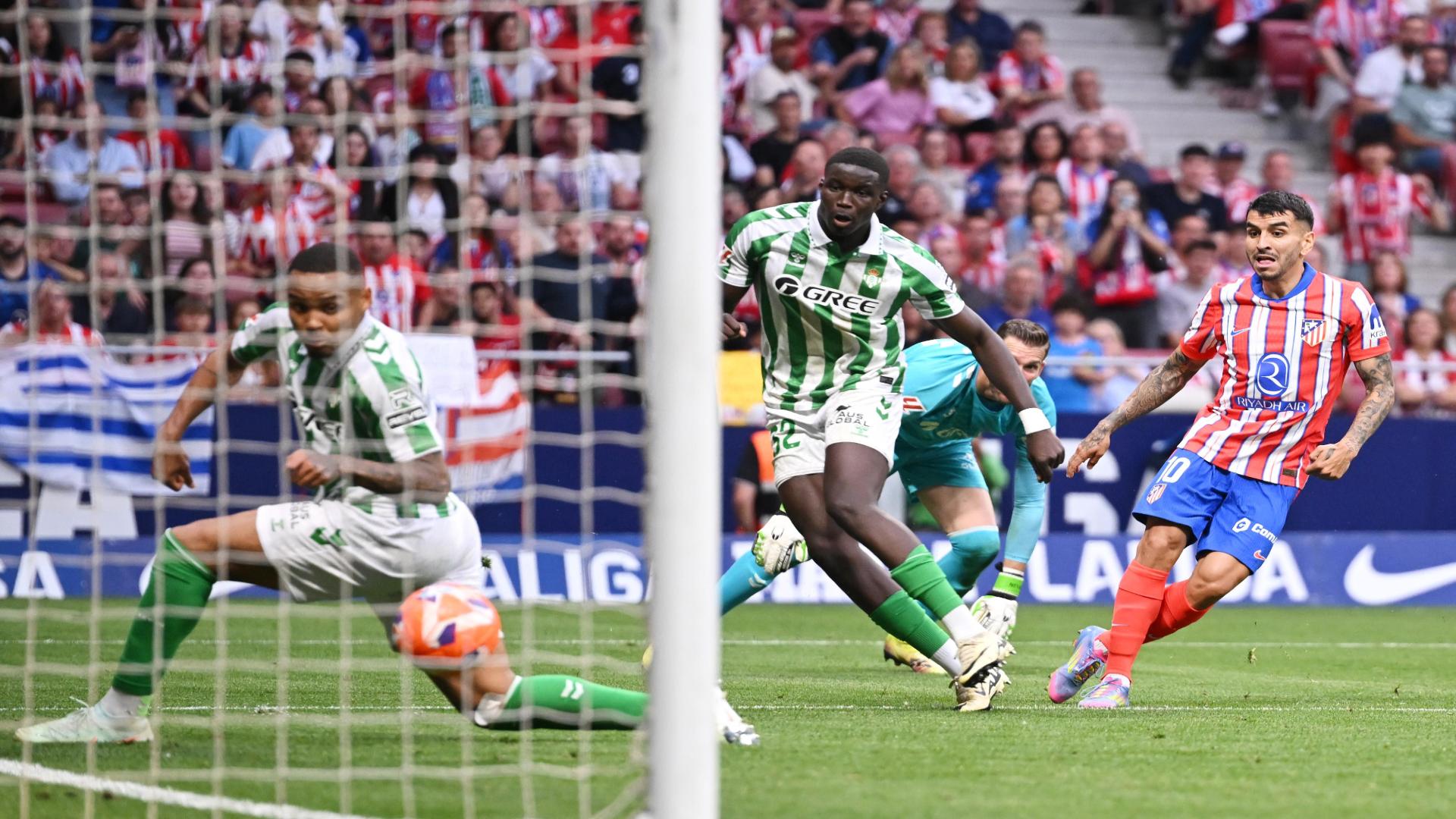 Ángel Correa waltzes through for composed corner finish