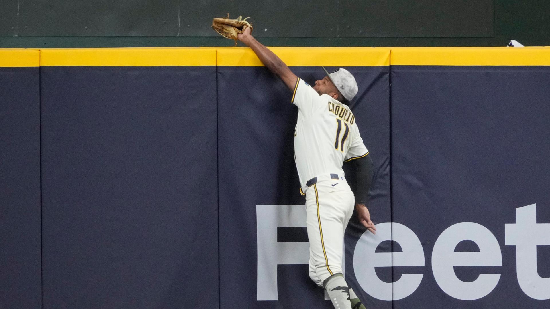 Jackson Chourio reaches over wall for spectacular HR robbery