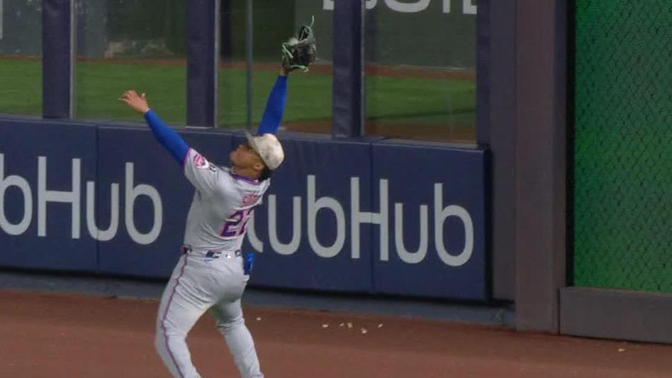 Soto tracks ball beautifully to rob extra-base hit from Wells