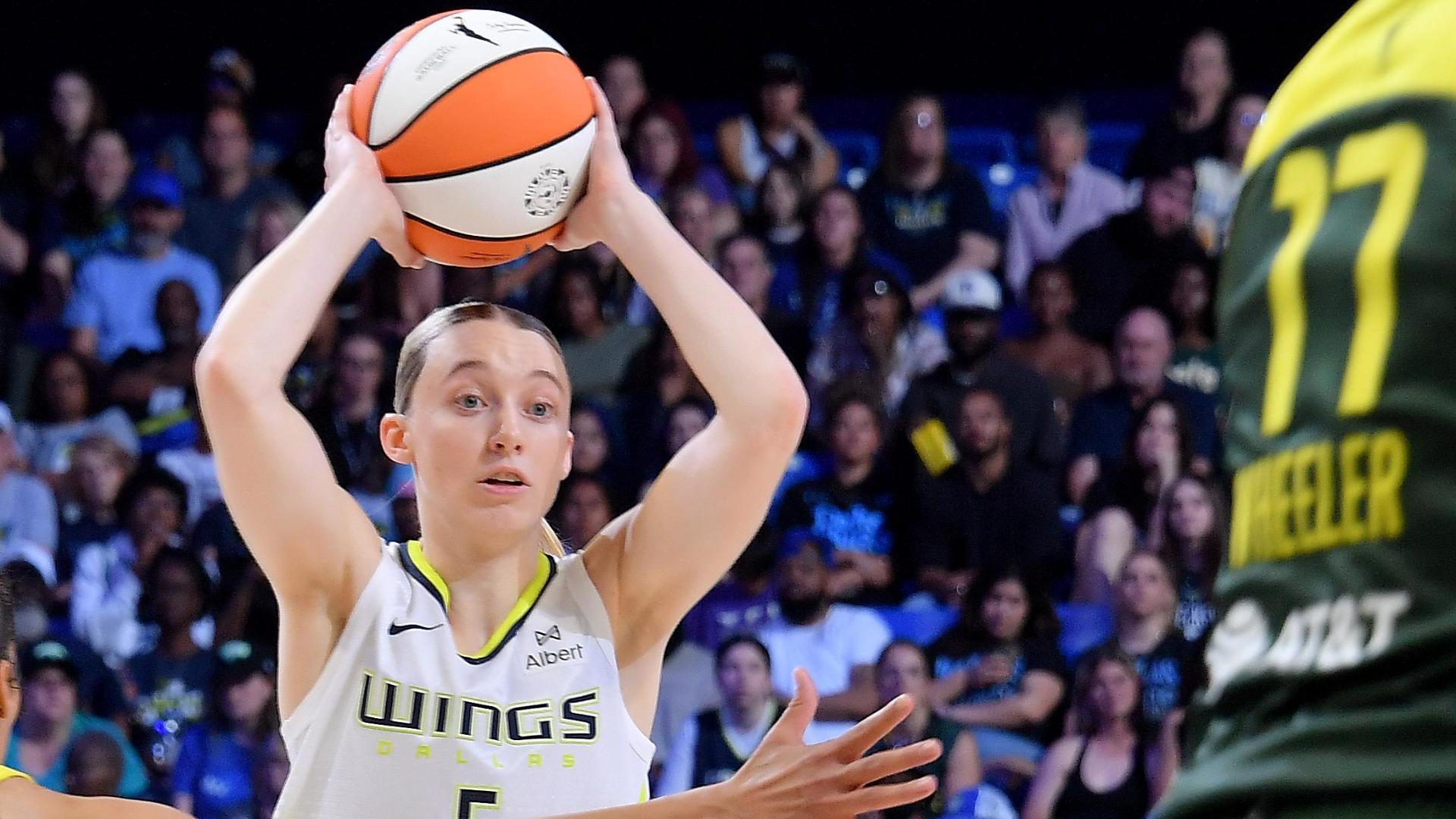 Paige Bueckers' heads-up pass sets up a Dallas bucket