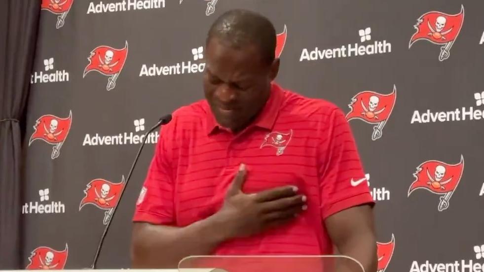 Simeon Rice gets emotional during Bucs' Ring of Honor announcement