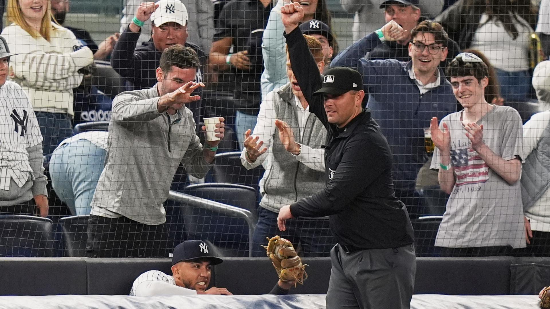 Oswald Peraza gets wedged behind tarp after incredible catch