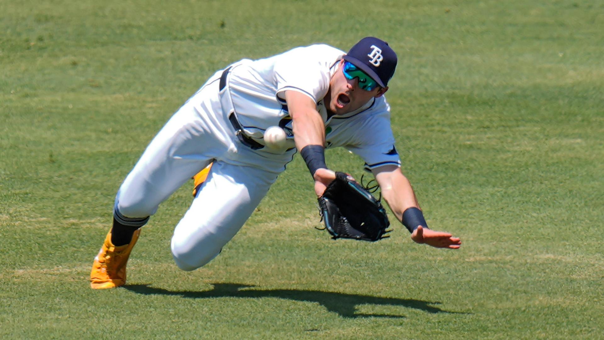Kameron Misner makes an incredible diving catch for the Rays
