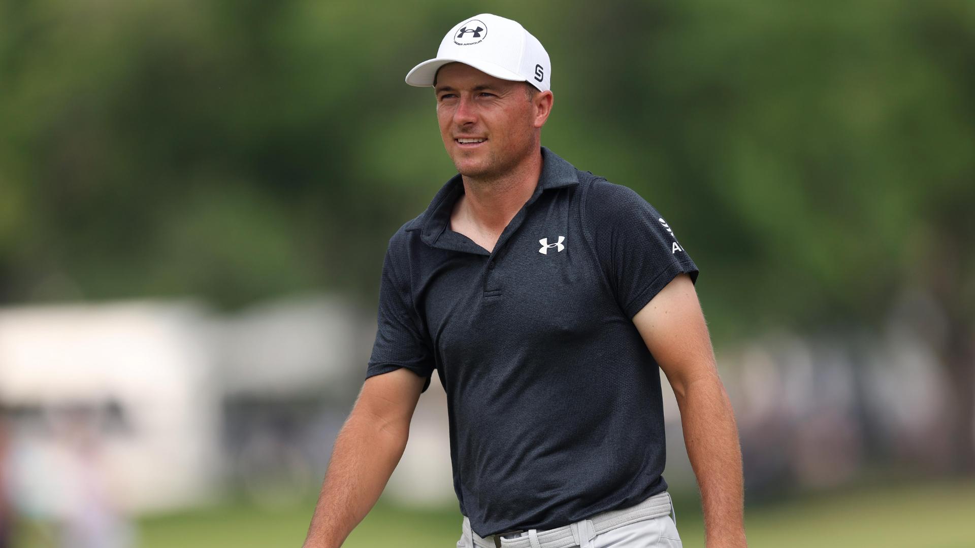 Jordan Spieth starts his day with an eagle from the bunker