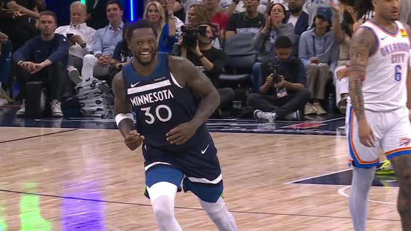 Randle laughs after a long 3-pointer