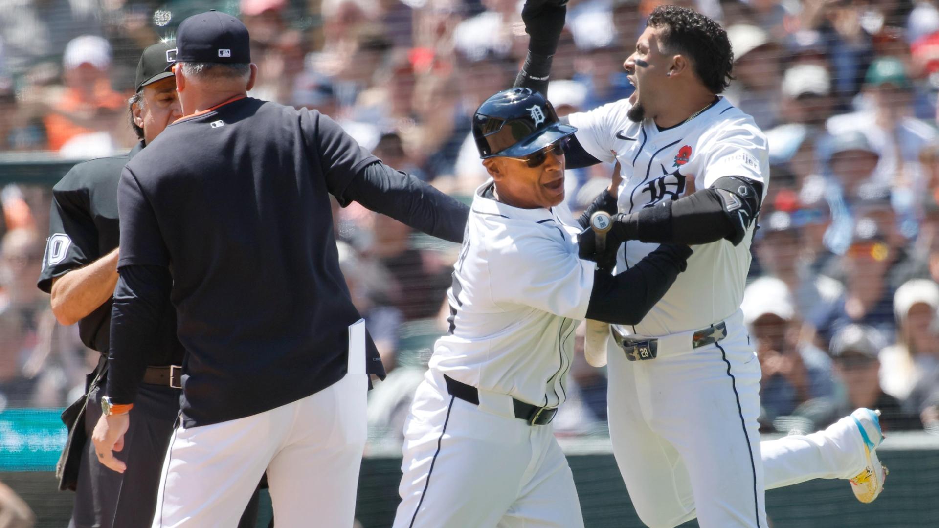 Tensions flare as Javy Baez is ejected after strike three call
