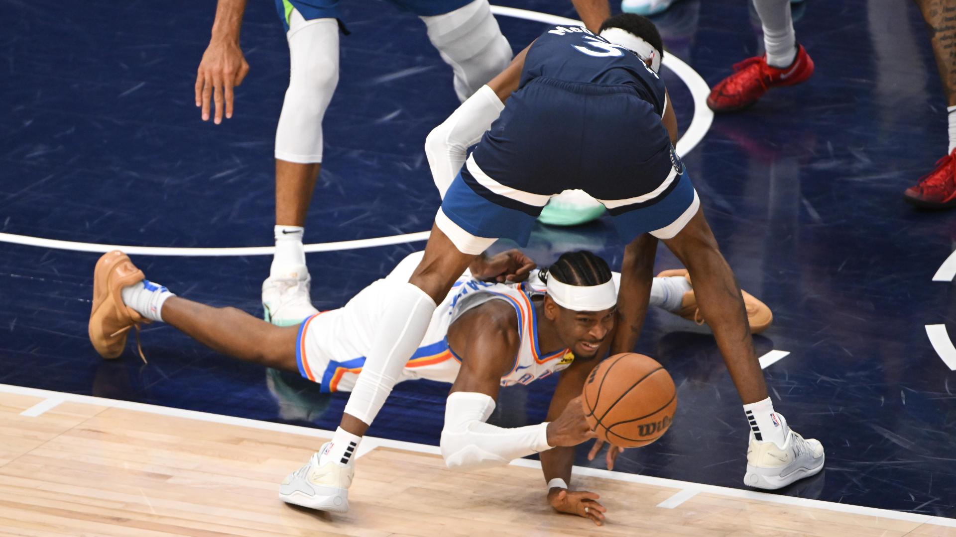 SGA passes through defender's legs to set up Thunder trey