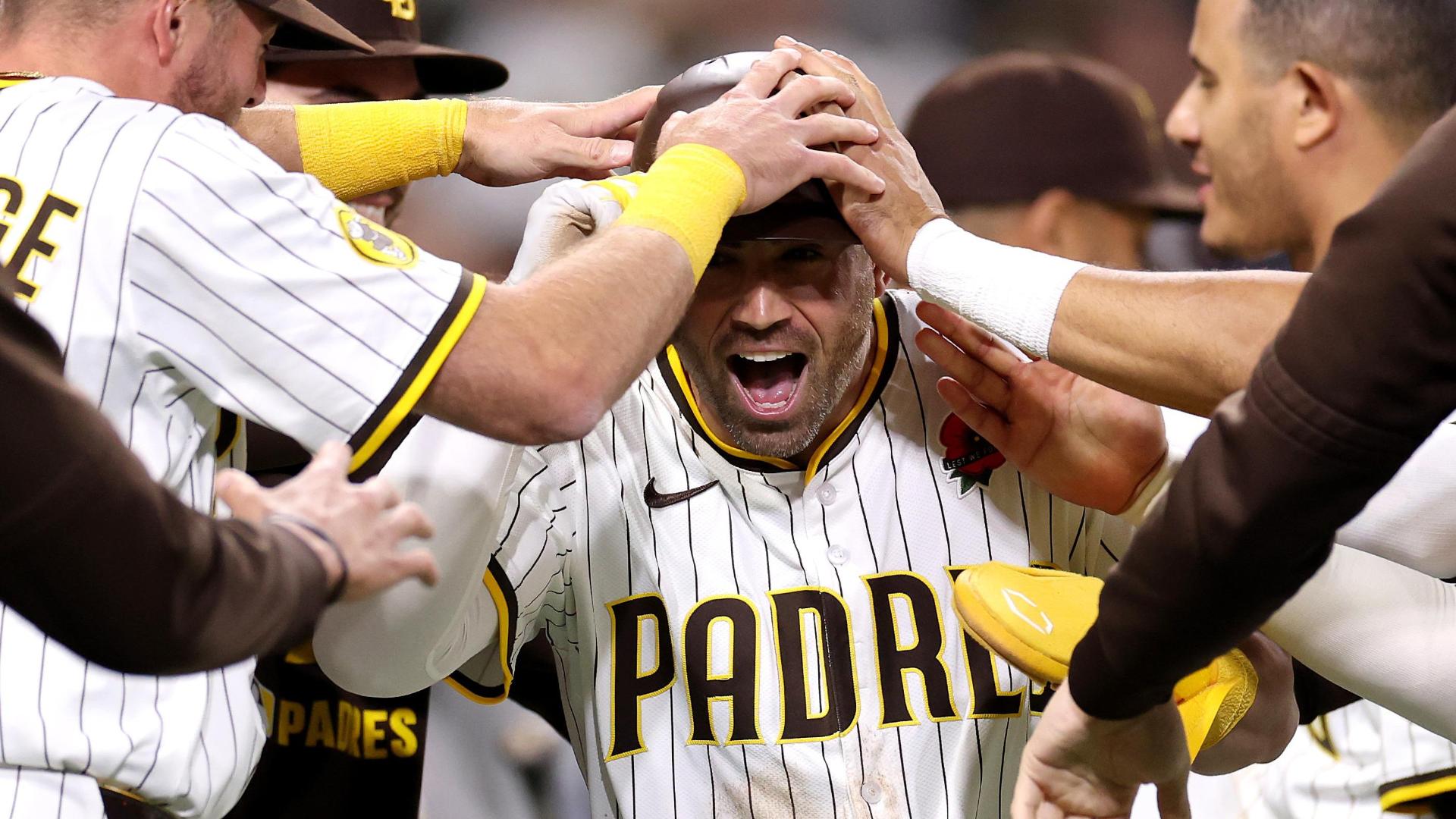 Padres walk off in extras on Marlins' wild pitch