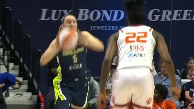 Paige Bueckers' heads-up pass leads to a Dallas bucket