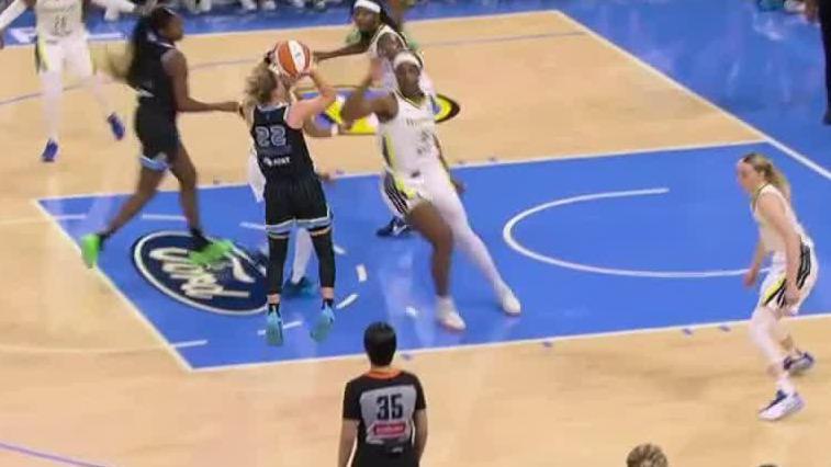 Vandersloot becomes Chicago's all-time leading scorer on this jumper