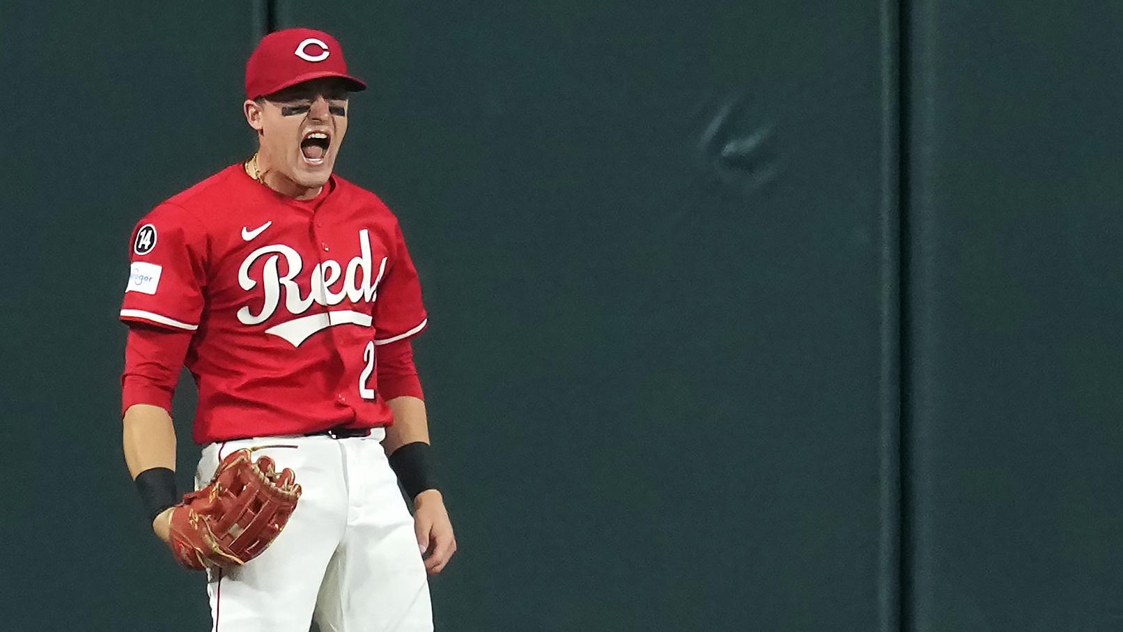 TJ Friedl calls game with leaping grab at the wall