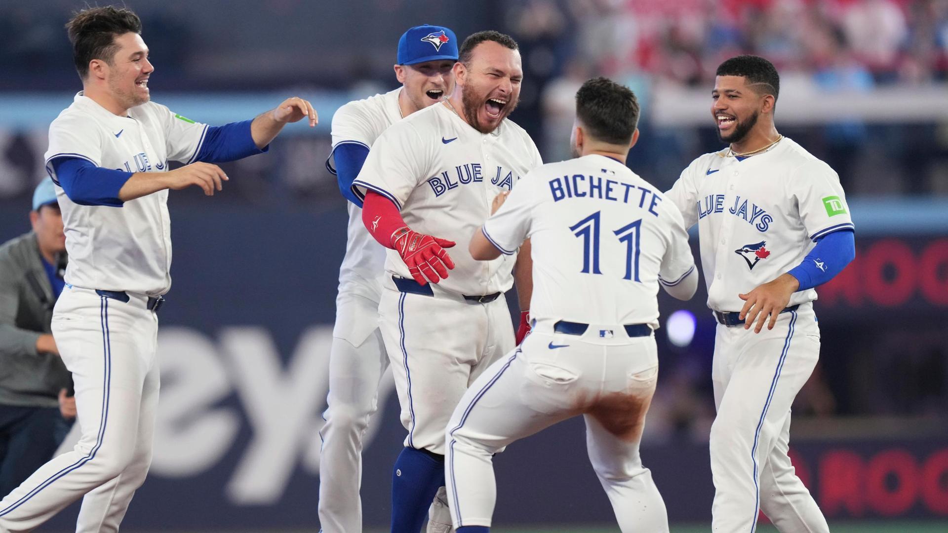 Alejandro Kirk walks it off for the Blue Jays