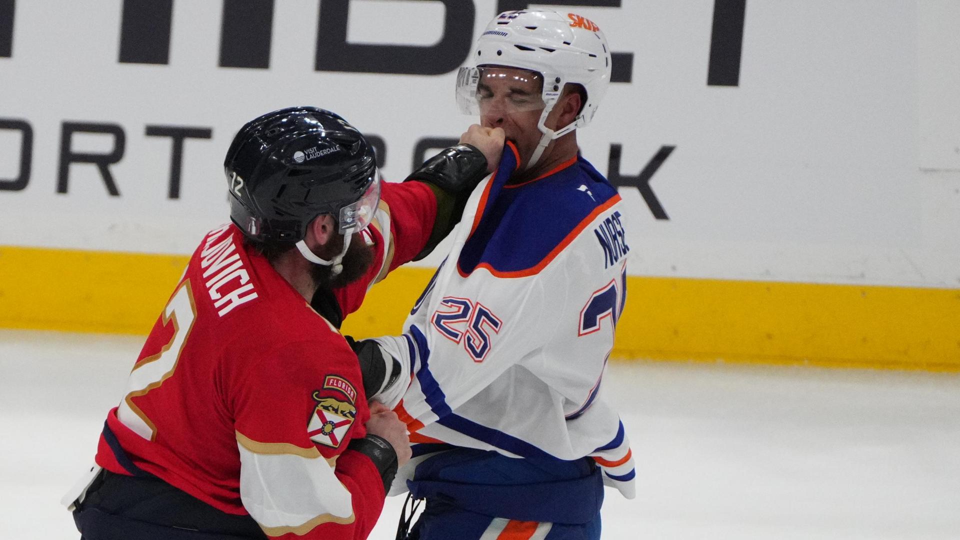 Fight breaks out between Panthers, Oilers
