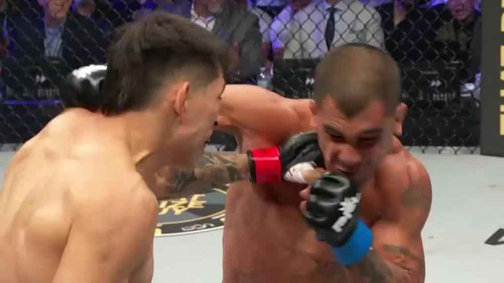 Jesus Pinedo flattens Gabriel Braga with incredible hook