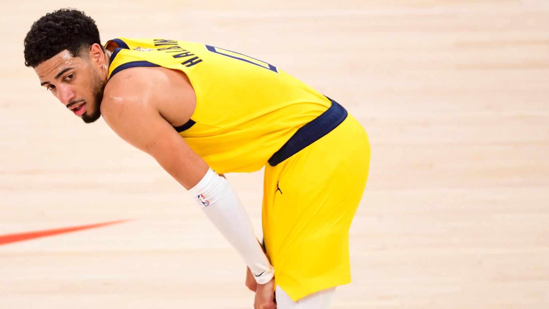 Tyrese Haliburton heads to locker room with leg injury