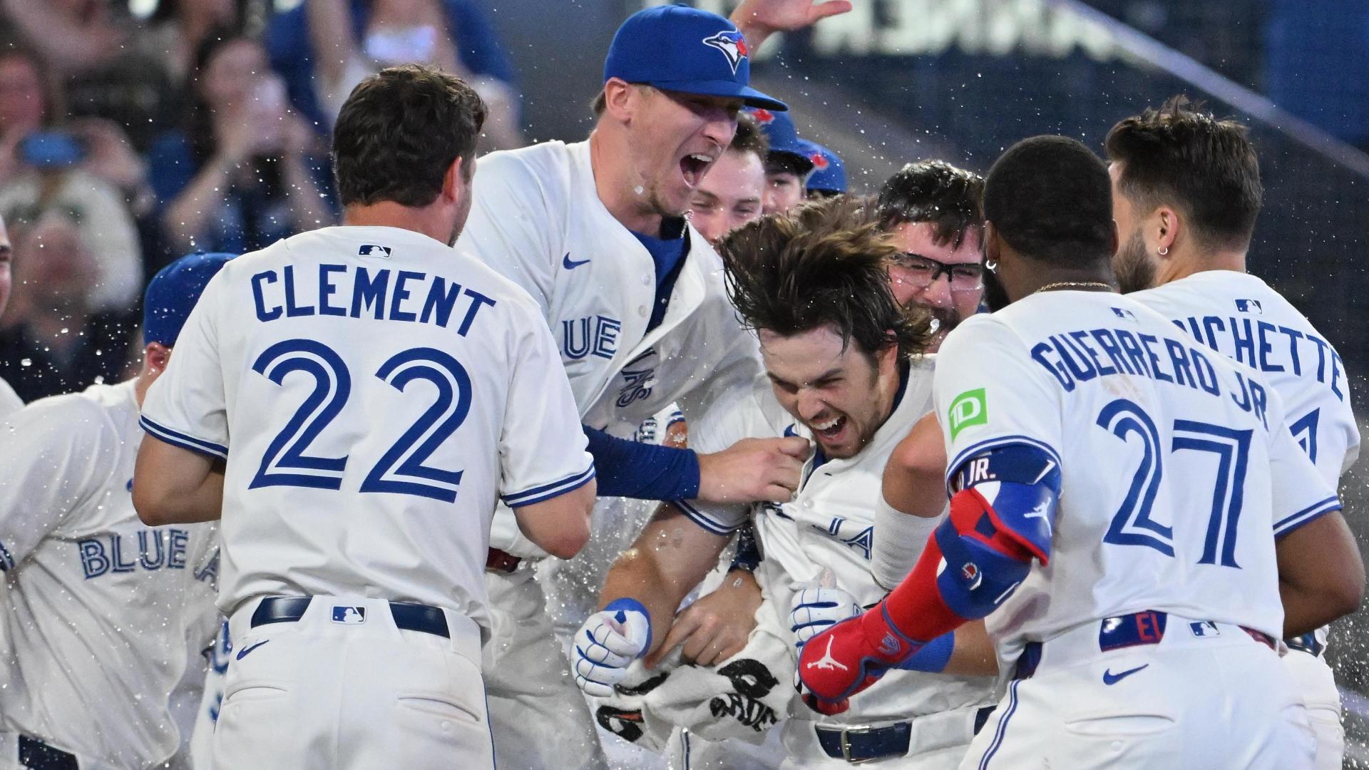 Blue Jays walk off with back-to-back HRs to stun D-backs
