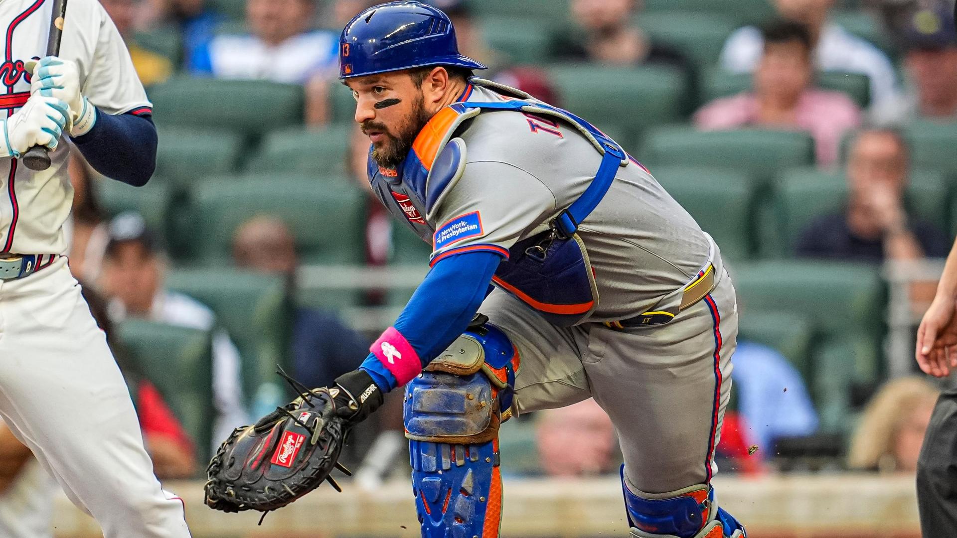 Bizarre Mets error allows a Braves runner to score
