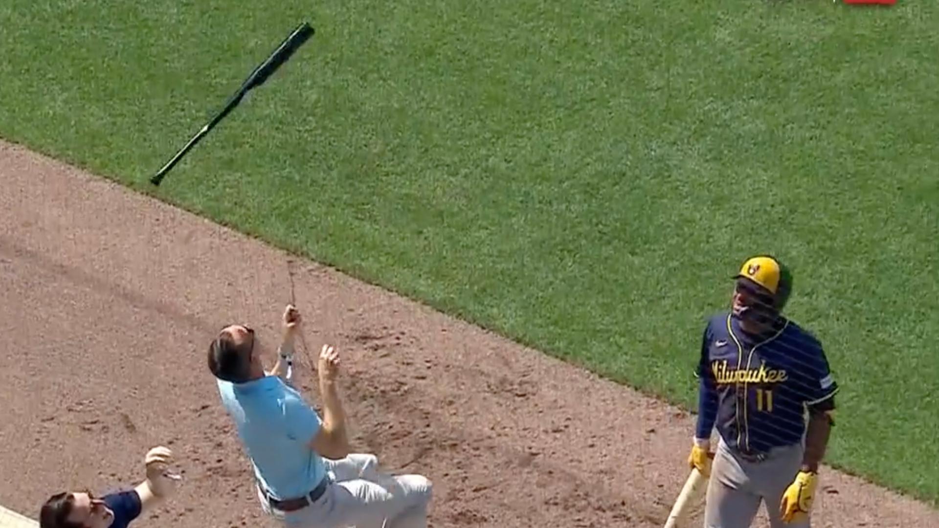 Fan climbs netting at Wrigley Field to nab bat